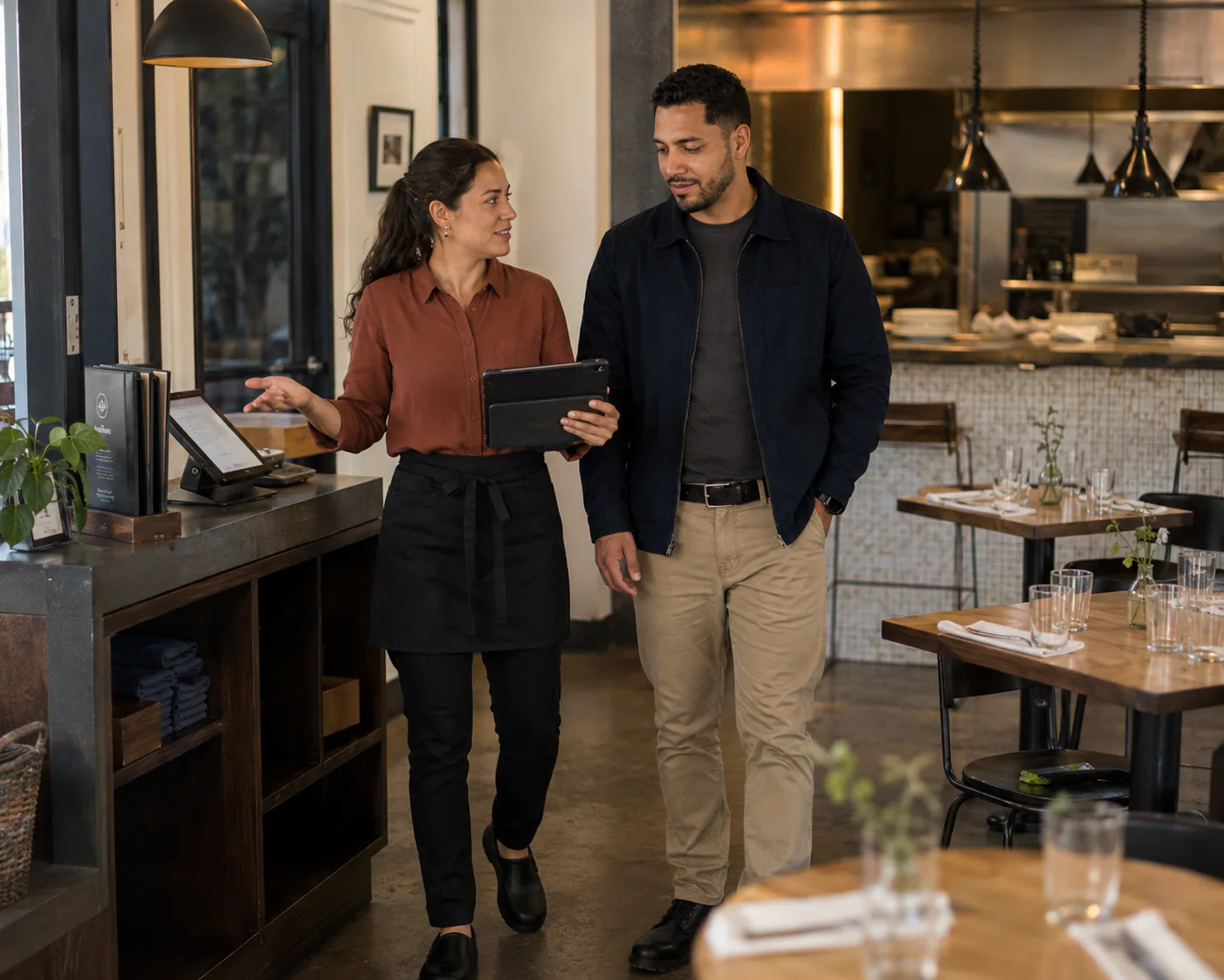 Dale Works revisando la atención y operación con la propietaria de un restaurante